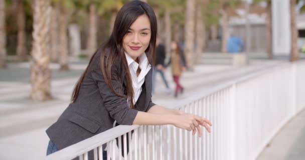 Femme appuyée sur une balustrade en métal blanc — Video