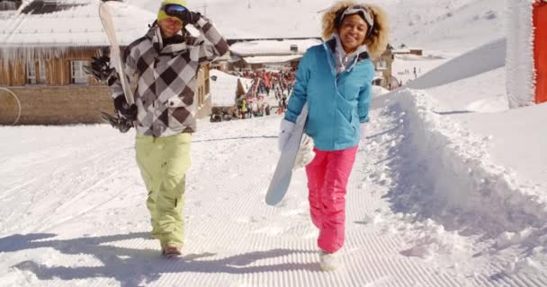 Casal andando na neve de inverno pesado — Vídeo de Stock