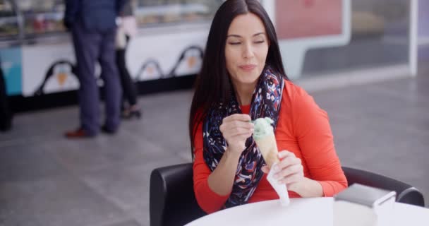 Mujer comiendo helado cono — Vídeo de stock