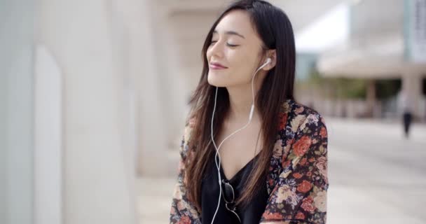 Femme marche écouter de la musique sur les écouteurs — Video