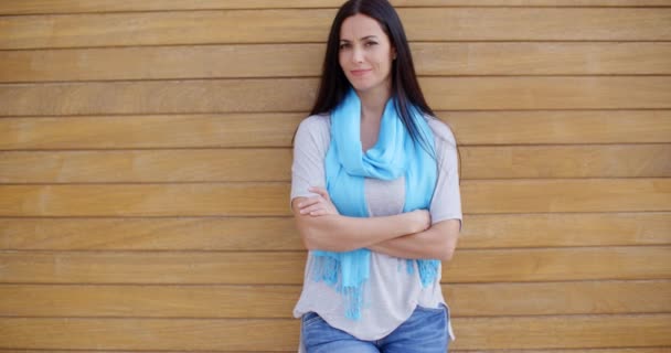 Woman standing against wooden wall — Stock Video