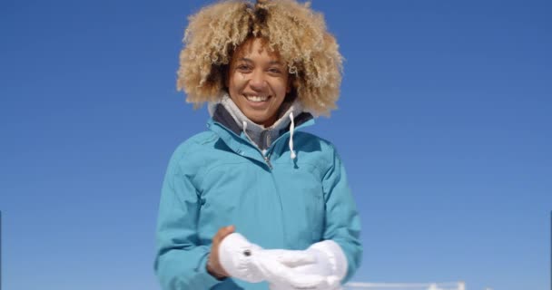 Kvinna i vinterrock med skidhandskar — Stockvideo