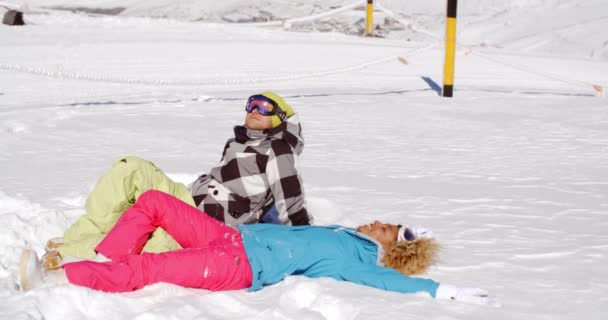 Casal descansando na colina depois de esquiar — Vídeo de Stock