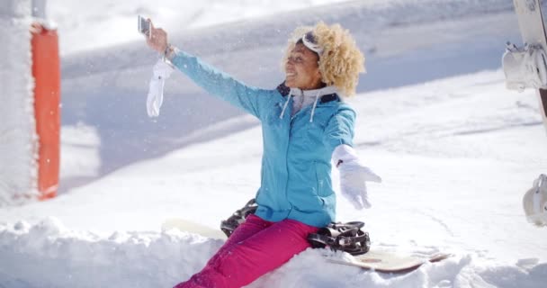 Mujer feliz posando para autofoto de invierno — Vídeo de stock