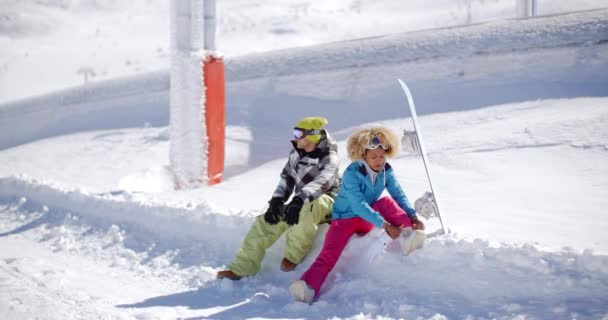 Paar klaar om te gaan snowboarden — Stockvideo