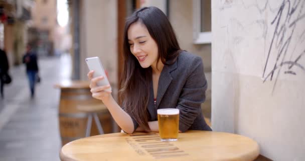 Nő-val mozgatható telefon-ban odaad — Stock videók