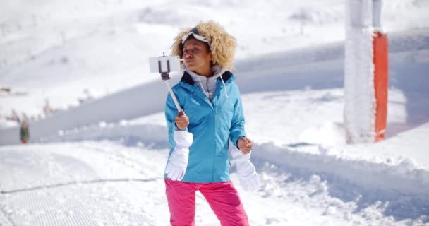 Gelukkige vrouw poseren voor winter selfie — Stockvideo