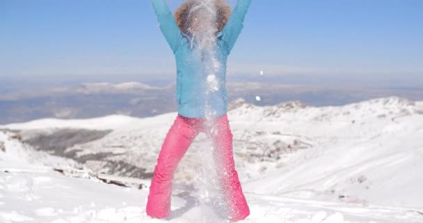 Vrouw in ski kleding zwaaien van de armen — Stockvideo