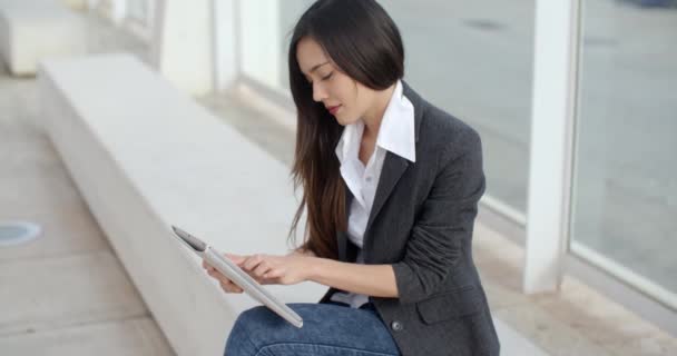 Mulher de negócios usando computador tablet — Vídeo de Stock