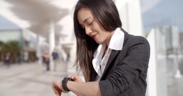 Mujer revisando reloj de pulsera para el tiempo — Vídeos de Stock