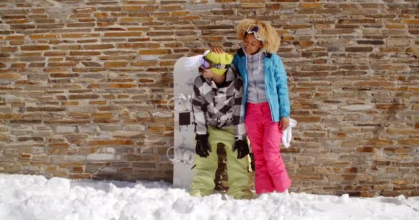 Duvarın önünde mutlu arkadaşıyla Snowboarder — Stok video