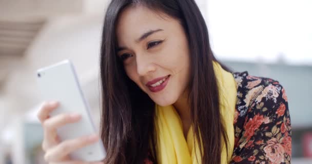 Femme assise sur le banc de lecture message — Video