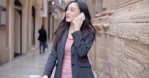 Jovem com telefone celular — Vídeo de Stock