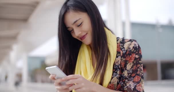 Woman reading message on mobile — Stock Video