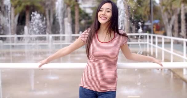 Pretty woman in urban park — Stock Video