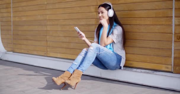 Frau genießt Musik über Stereo-Kopfhörer — Stockvideo