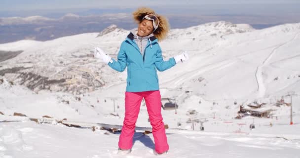 Vrouw in ski kleding zwaaien van de armen — Stockvideo