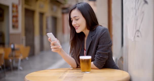 Mujer con teléfono móvil en la mano — Vídeo de stock