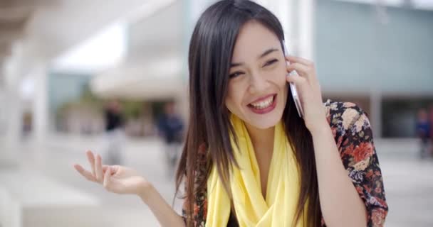 Mujer sonriente usando teléfono móvil — Vídeos de Stock