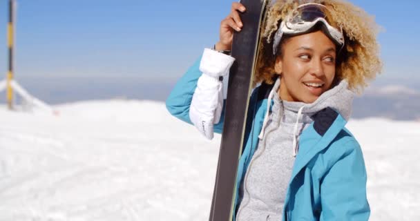 Beautiful woman holding skis — Stock Video