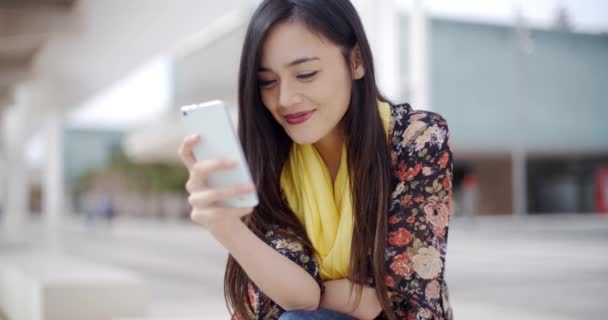 Mulher sentada no banco de leitura mensagem — Vídeo de Stock