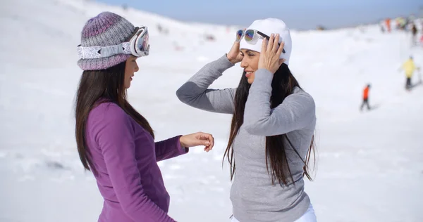 Mulheres conversando na estação de esqui — Fotografia de Stock