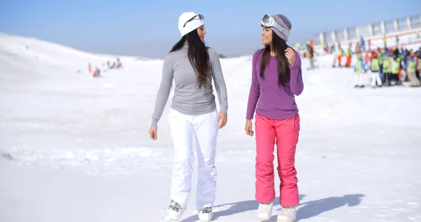 Mujeres caminando en la nieve en la estación de esquí — Foto de Stock