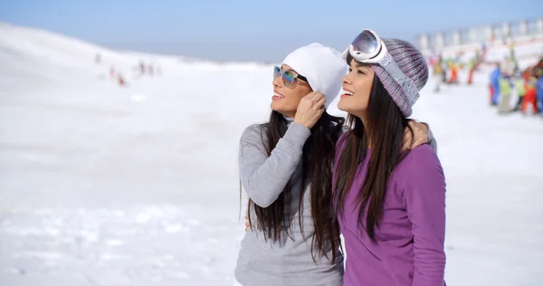 Śmiejąc się kobiety na zimowy ośrodek narciarski — Zdjęcie stockowe