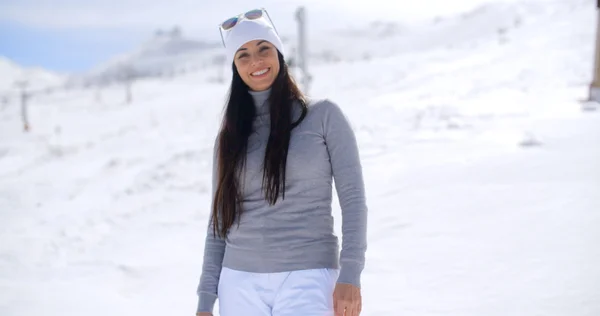 Mulher de pé na neve de inverno na montanha — Fotografia de Stock