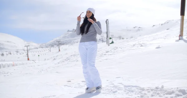Женщина, стоящая в зимнем снегу на горе — стоковое фото