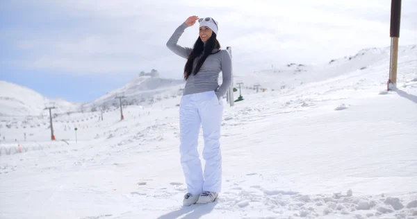 Mulher de pé na neve de inverno na montanha — Fotografia de Stock