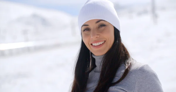 Woman in winter fashion in snowy landscape — Stok fotoğraf