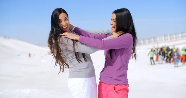 Frauen tummeln sich im Schnee im Wintersportort — Stockfoto