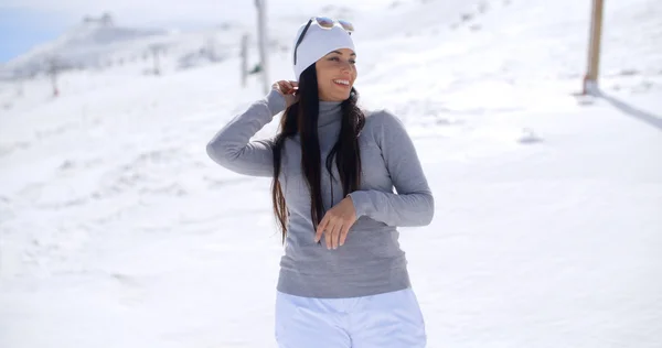 Woman laughing on ski slope — Stok fotoğraf