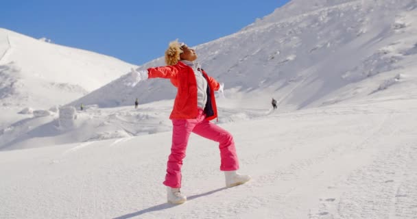 Mujer disfrutando retozar en la nieve — Vídeo de stock