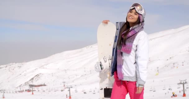 Mujer topografía nieve montaña pendientes — Vídeos de Stock