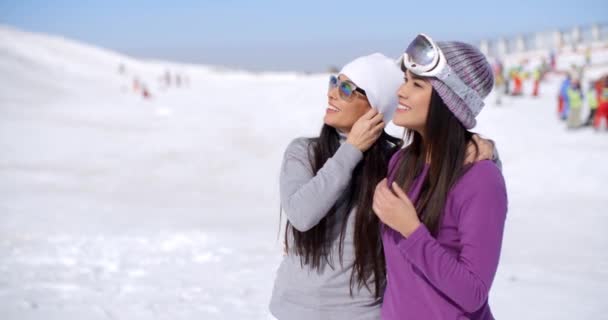 Mujeres riendo en estación de esquí de invierno — Vídeo de stock