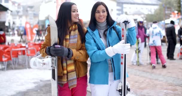 Лыжники со сноубордом и сложенными руками — стоковое видео