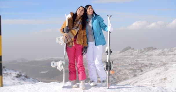 Zwei Snowboarder stehen am Berg — Stockvideo