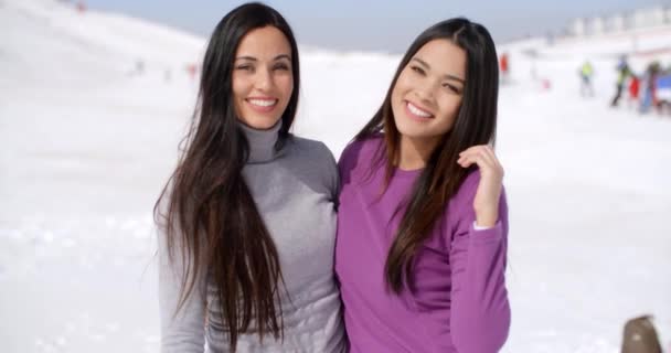 Mujeres riendo en estación de esquí de invierno — Vídeo de stock