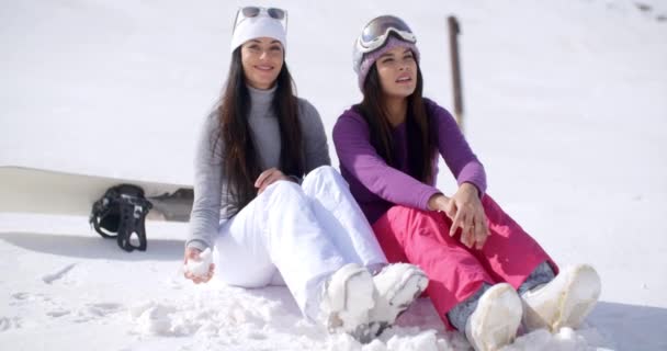 Young women sitting and chatting in snow — Stockvideo