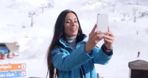 Mujer joven tomando selfie de invierno — Vídeo de stock