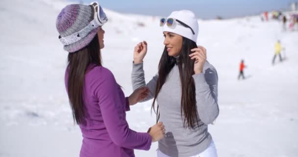 Vrouwen chatten in skiresort — Stockvideo