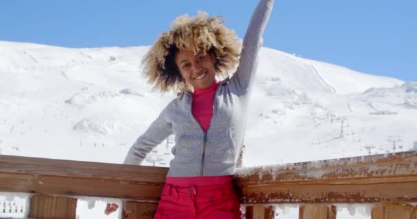 Mujer en estación de esquí de montaña — Vídeo de stock