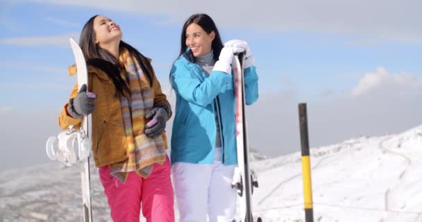 Dos snowboarders de pie en la montaña — Vídeo de stock