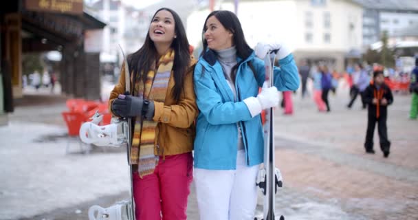 Skifahrer mit Snowboard und verschränkten Armen — Stockvideo
