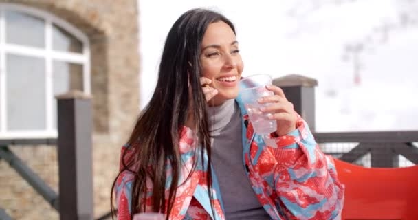 Mulher conversando no telefone celular — Vídeo de Stock