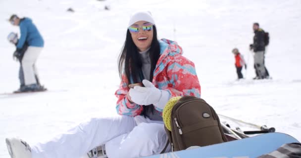 Mujer posando para selfie en la nieve — Vídeos de Stock