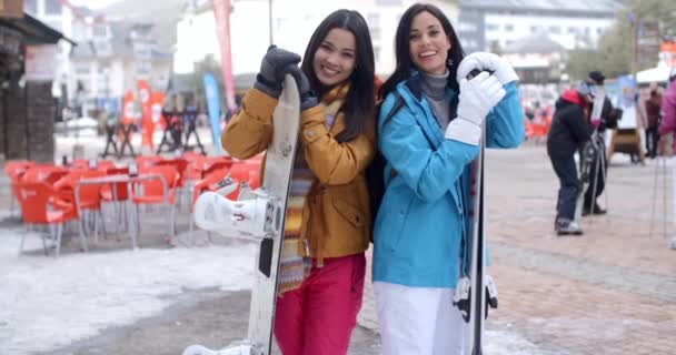 Skidåkare med snowboard och hopfällda armar — Stockvideo