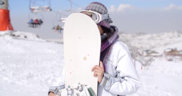 Frau posiert mit Snowboard — Stockvideo